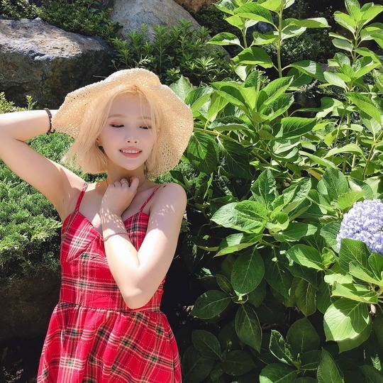 Former So-yeon delivered a clean routine.Former So-yeon, a member of the group (girls), posted a number of photos on August 22 on the official Instagram with the phrase Haedong Yonggungsa.In the photo, the former So-yeon is wearing a sleeveless One Piece and shows off his charm, which is contradictory to the girl crush on stage with his pale makeup and bright appearance.han jung-won