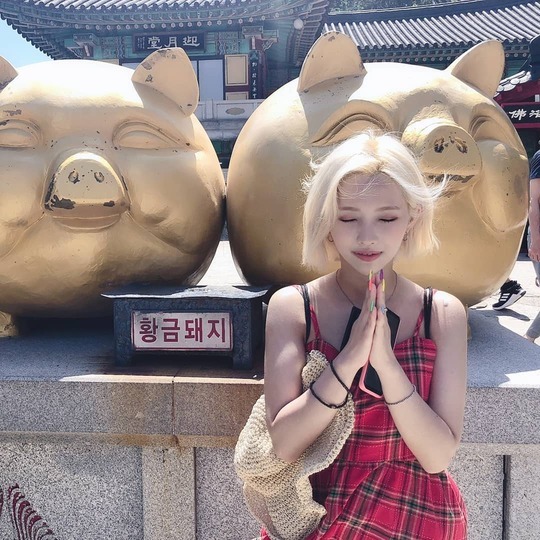 Former So-yeon delivered a clean routine.Former So-yeon, a member of the group (girls), posted a number of photos on August 22 on the official Instagram with the phrase Haedong Yonggungsa.In the photo, the former So-yeon is wearing a sleeveless One Piece and shows off his charm, which is contradictory to the girl crush on stage with his pale makeup and bright appearance.han jung-won
