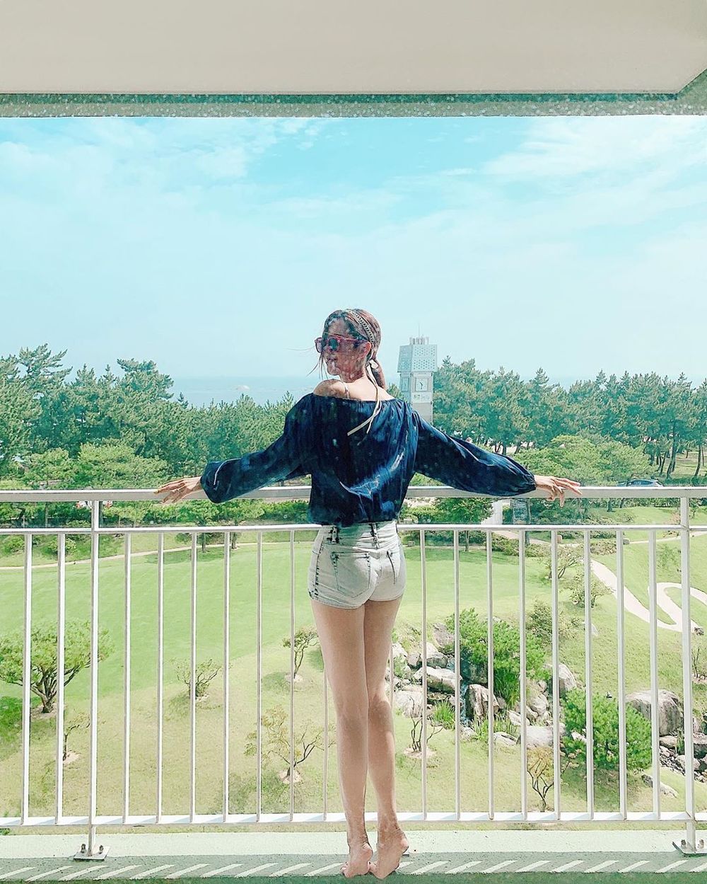 Actor Ji So-yun reveals superior leg-beautyJi So-yun posted three photos on his Instagram account on August 22, along with an article entitled Get the end of this summer... Gogo for a trip to Gangneung... Im excited about todays day.In the photo, Ji So-yun boasts a stretch of legs in shorts, and her admiration figure and fashion sense in her twenties attract attention.Park So-hee