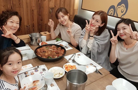 Most beautiful in the world mother and daughter gathered in one place.On August 22, Yoo Sun posted a picture of KBS 2TV My Pretty Daughter in the World cast with Kim Hae-sook, Kim So-yeon, Kim Ha Kyung and Ju Yerim on his instagram.With the photo, Yoo Sun said, Everyone was exceptionally hard to shoot today.My mother ate the delicious food and bought the chicken steamed ~  Mommy is the best, he added. # Seolungtang house mother and daughter # delicious food,The cheerful atmosphere creates a sense of joy.pear hyo-ju