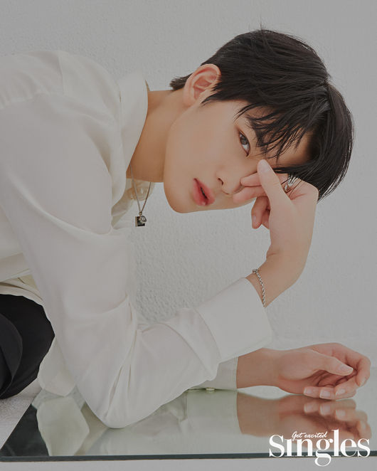 A joyful fashion magazine for imposing singles, Singles, released a five-color picture of the popular idol CIX, which took first place as soon as it took the debut stage with its first title song Movie Star (Movie Star).In this picture, CIX is the back door that completed the picture that made use of each charm by leading the atmosphere of the filming scene with skill and outstanding visuals that are not new.#Emotional debut stage, #1 in a weekCIX, which is composed of Seung-hoon, BX, BX, who showed his face in various audition programs such as JTBC Mix Nine and YG jewel box, including Bae Jin Young, who was active as a member of Wanna One in Season 2 of Cable Channel Mnet Produce 101, As soon as he debut, he won first place and solidified his position as a big stone.Bae Jin Young, nicknamed Practice Bug as a type of constant effort, said, Since it is a stage to start again with CIX, I was worried about the reaction of the public and fans at the same time.In addition, the main vocalist Seung Hoon said, I was the part of the award testimony after the first place, but thankfully I was in the first place in The Show in the debut One Week.I am so surprised that I have come down without saying anything, he said.The charm without the # 5 5 color exit, CIXs competitiveness is teamworkCIX, which has five different charms as its competitiveness, said it is constantly striving to show unique performances and sophisticated music.In particular, Yong-hee said, The moment when members are most dependent is on the stage. The remaining four members complement my shortcomings.Thanks to other members, I seem to be more cool on stage. Leader and rapper BX also said, I think it is our competitiveness that the charm of each member is harmonized.I think all five people have different musical styles, but I think I will be able to do more unique work in the future. Like Hyun Seoks youngest character, who boasts a cute reversal charm unlike his big height, CIX has expressed a pleasant aspiration to show the public various concepts in the future.