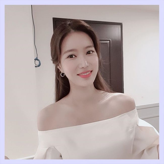 Actor Im Soo-hyang has started promoting Elegant Ga.Im Soo-hyang said on his 21st day, Mo Seok-hee shoots for the First broadcast of Elegant Ga! I will promote it again properly.Youll see it twice because its fun to see it once. Youll see it three times. Im Soo-hyang in the public photo shows off his elegant appearance in an off-shoulder dress. Im Soo-hyang smiles at the camera and boasts of his Beautiful looks.Meanwhile, MBN Elegant Ga, starring Im Soo-hyang, is a mystery melodrama that deals with the hidden secrets of the chaebol and the story of the owners risk team surrounding it.Im Soo-hyang instagram