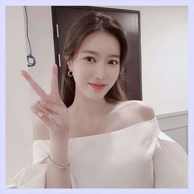 Actor Im Soo-hyang has started promoting Elegant Ga.Im Soo-hyang said on his 21st day, Mo Seok-hee shoots for the First broadcast of Elegant Ga! I will promote it again properly.Youll see it twice because its fun to see it once. Youll see it three times. Im Soo-hyang in the public photo shows off his elegant appearance in an off-shoulder dress. Im Soo-hyang smiles at the camera and boasts of his Beautiful looks.Meanwhile, MBN Elegant Ga, starring Im Soo-hyang, is a mystery melodrama that deals with the hidden secrets of the chaebol and the story of the owners risk team surrounding it.Im Soo-hyang instagram