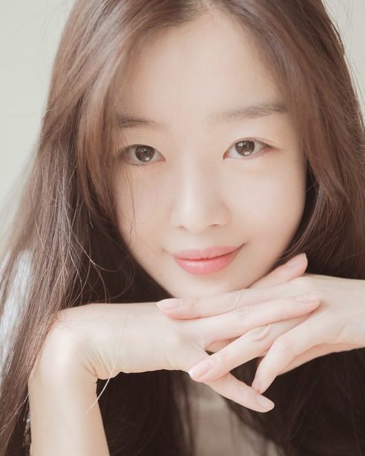 Actor Han Sun-hwa, a former group secretist, showed off her perfect minnow Beautiful looks.Han Sun-hwa posted a picture on his 22nd instagram with an article entitled I will have eyebrows, eyeliner and eyelashes.Han Sun-hwa in the public photo is staring at the camera without making color makeup.Han Sun-hwa is a modest figure close to the people, but rather boasts a cheerful look and admiration.Han Sun-hwa appeared on TVN Save Me 2 which last June.Han Sun-hwa Instagram