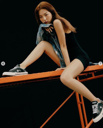 Group Red Velvet Seulgi has unveiled a beecut on the set of the pictorial.Seulgi posted several photos on his SNS on the afternoon of the 22nd.In the photo, Seulgi perfected the various costumes with her own feeling: Seulgis fashionable charms were brilliant, especially Idol-downs charming poses.Seulgis group Red Velvet announced its new Mini album The ReVe Festival Day 2 (The Reve Festival Day 2) on the 20th and is foreseeing full-scale activities.