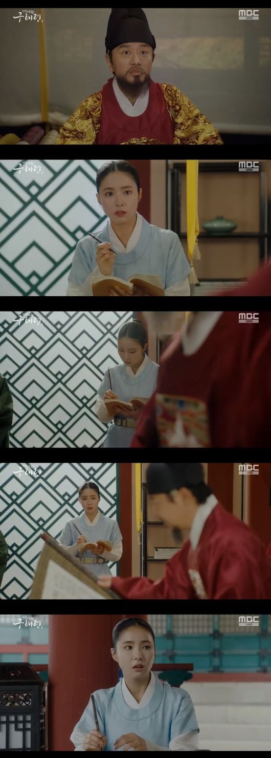 Shin Se-kyung noticed Cha Eun-woos fond heart towards him.In the MBC drama The New Entrance Rookie Historian Goo Hae-ryung broadcasted on the 22nd, Rookie Historian Goo Hae-ryung, who kisses Lee Lim (Cha Eun-woo), was portrayed.On this day, Lee Tae (Kim Min-sang) started a speech greeting against the Great King, which he did not normally do, and he competed with his servants by reading the appeals that came up every day.This is to harass Ada Lovelace Rookie Historian Goo Hae-ryung.Na Hae-ryung went to the two-way trip and said, This is what allowed you to enter the Civil War, and thats me alone. I do not know what Im doing now.I was dragged out from dawn and cleaned up my charge. So the advanced scholars said, What do you do now that the king says he will catch the officer?It is a matter of pride of Ada Lovelace and our presbytery. He asked for strength and was tired of victory.After that, Rookie Historian Goo Hae-ryung entered the Civil War. It was harassed by Na Hae-ryung, who wrote that he should read the longest of the affidavits quickly.Itae was delighted to see Na Hae-ryung.However, Itae disapproved of Rookie Historian Goo Hae-ryung, who came to the dawn every day.Itae raised his voice to the inner tube, Is that child asleep? Itae eventually complained of fatigue, sleeping in front of his servants.On the other hand, Lee called Rookie Historian Goo Hae-ryung in the contrast for a while and expressed his mind by saying, I have a lot of trouble from dawn.Lee watched Rookie Historian Goo Hae-ryung drink at the main bar.I went to work with Carl and was going to drink with them at the time, he said.When I saw Lee Rim, Min Woo-won (Lee Ji-hoon) and Rookie Historian Goo Hae-ryung were embarrassed.Rookie Historian Goo Hae-ryung whispered to Irim, What are you doing here? and Irim replied, It was a way through.Rookie Historian Goo Hae-ryung was worried that the lower is only a cup of stone, but the advanced man who does not know anything said, This frost.What is the expensive clothes? Irim replied, There is a lot of money at home. So the advanced said, How much money do you have in the middle?He continued to recommend alcohol, saying when would he get a drink?Rookie Historian Goo Hae-ryung deceived them by naming those who had high office positions because they drank on behalf of Irims alcohol.If you want to drink before you can drink, you want to drink, hes really scared, said Rookie Historian Goo Hae-ryung, who had been drinking secretly.Rookie Historian Goo Hae-ryung followed her with a drink. Rookie Historian Goo Hae-ryung read the joint in his room.And I kissed him and cried to him, saying to Lee, Long life for a long time and become my master forever.On the other hand, Lee Jin (Park Ki-woong) went undercover with Song Sa-hee (Park Ji-hyun), who went to the market to stay comfortable with merchants, eat rice soup, and enjoy playing with children.Song Sahee asked, It is strange. The way the degradation is laughing. Is it so good to come out of the house?Lee Jin replied, If you say good, will the taxman write that he enjoys going out with his affairs behind him?Lee Jin said, Look around and no one looks at me. James Kyson There is no word for the law.I grew up in Saga, not in a palace, in a mountain, in a field, without knowing anything, and now it is a time when I can not come back.But when I come out of the palace, I can feel it. Lee Jin, who is heading back to the palace, gave Song Sa-hee a gift from the market.So Song said, Why do not you ask me? When I told you that I would follow the undercover, I could shake it off.Rookie Historian Goo Hae-ryung asked what he had written and wondered if the King was so angry. But Lee Jin said that he would not say anything and give a gift and go back.broadcast screen capture
