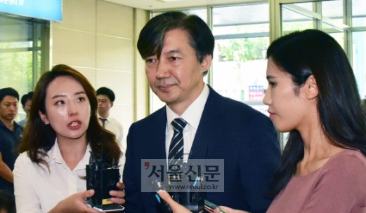曺 후보자 “딸 입시비리 의혹은 가짜뉴스” - 조국 법무부 장관 후보자가 21일 서울 종로구 적선현대빌딩에 마련된 국회 인사청문회 준비 사무실로 출근하며 취재진의 질문을 받고 있다. 조 후보자는 이날 “비판을 겸허히 받아들이지만, 딸 입시비리 의혹은 가짜뉴스”라고 밝혔다.이종원 선임기자 jongwon@seoul.co.kr
