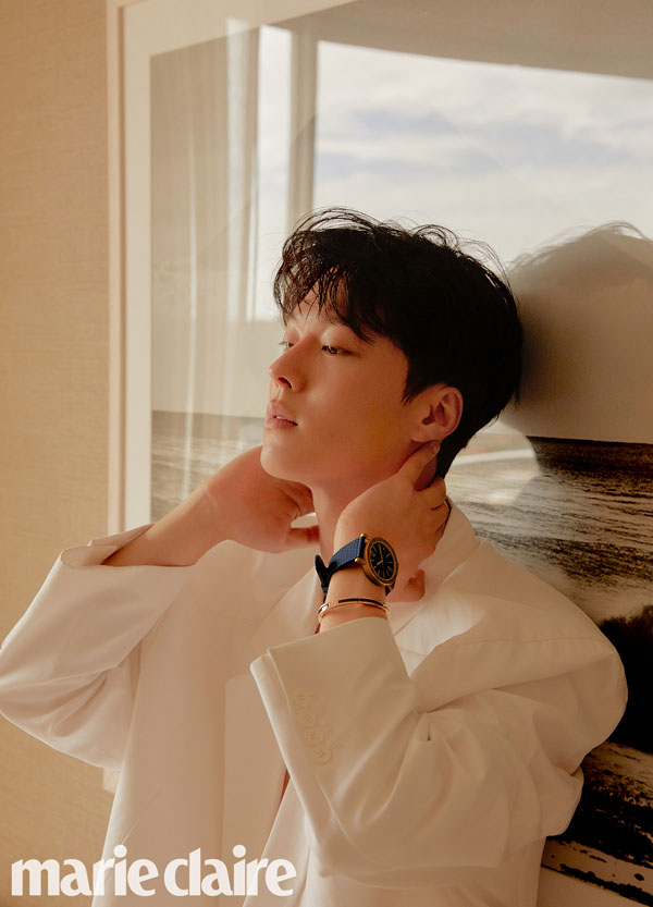 NUEST Hwang Min-hyun turns into a mature manHwang Min-hyun, who showed excellent eyes under the languid lighting in this Elle picture, directed Inspector George Gently Feelings wearing a neat black suit look and SteelSeries watch.Hwang Min-hyuns Choices clock is the Speed the Master Moonwatch Professional Chronograph 42MM model among the iconic Speed The Master collection of Omega SA, and it is a combination of Steel Series Case and black color dials and boasts a perfect match with suits.Meanwhile, the Speed The Master collection of Omega SA, nicknamed Moon Watch, is famous for its clock landing on the moon with Apollo 11 astronauts.It has a monumental legacy of the 50th anniversary of landing this month, excellent technology and sophisticated style.Actor Jang Ki-yong captivated the woman with a sensual style in the Marie Claire pictorial.Jang Ki-yong added a simple yet modern clock and jewelery to a light white color jacket, adding subtle accessories points.The clock worn by Jang Ki-yong is the Bulgari Bulgari collection, which combines bronze case, dark navy color dials and straps.Clock and layered jewelery are non-zero collections and feature bold design inspired by Romes magnificent Colosseum.Actor Park Bo-gum showed off a stylish autumn styling with a deeper masculine beauty.Park Bo-gum in the 19 F/W pictorial released by TNGT completed a stylish layered look using various F/W season items such as code, cardigan, and trench coat, and gave a warm atmosphere by giving colored knit points or combining turtleneck and coat.The upcoming F/W season, the styling item of Park Bo-gum, which will make you an ambient autumn man, can be found at the LF Mall.Hyun Bin focused attention on the picture in a profound atmosphere.In the September issue of Esquire, Hyun Bin produced a calm autumn look with black turtlenecks and gray pants, and in another cut, he completed a wonderful moment with a white shirt and eyes.Heres a luxury point with the SteelSeries Bracelet Watch.The Speed The Master Moonwatch Professional Chronograph 42MM, worn by Hyun Bin, matches the black dial in the Steel Series Case, and the simple yet sophisticated design makes men a perfect daily watch.Written by Fashion Webzine Park Ji-ae Photo l Official websiteNUEST Hwang Min-hyun turns into a mature manHwang Min-hyun, who showed excellent eyes under the languid lighting in this Elle picture, directed Inspector George Gently Feelings wearing a neat black suit look and a SteelSeries watch.Choices clock by Hwang Min-hyun is Omega SA award
