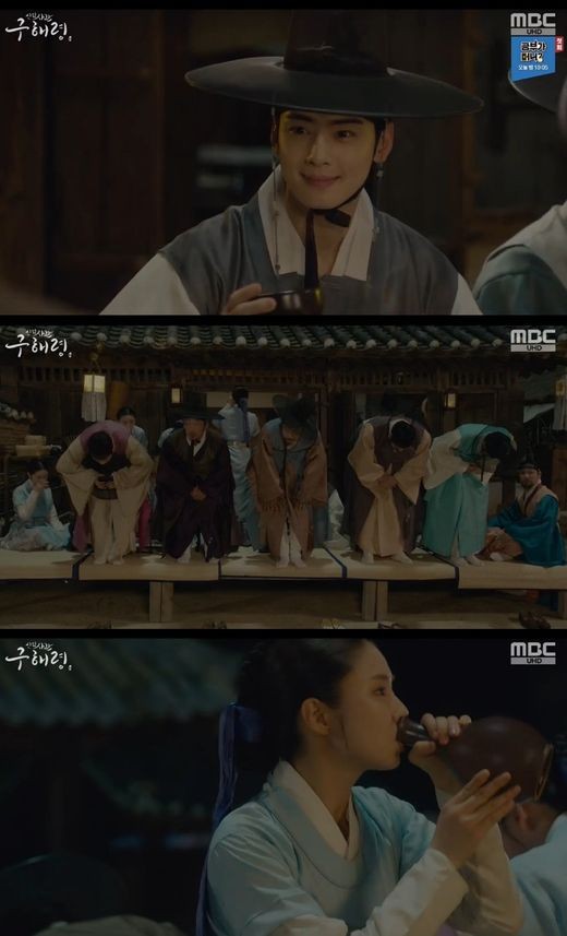 Cha Eun-woos heart touched Shin Se-kyungOn MBCs Rookie Historian Goo Hae-ryung broadcast on the 22nd, a sweet kiss was drawn by Rookie Historian Goo Hae-ryung and Lee Lim (Cha Eun-woo).On this day, Lee Tae ordered Rookie Historian Goo Hae-ryung to take the entrance examination and hand over the glass, saying, I am not a soldier but a servant.He would drink it and lay down his duty.But Rookie Historian Goo Hae-ryung said, Im a little drunk, and its no use if youre going to get me drunk.What do you say to me? Itae said, I dont know what to do with it.You dont know Im so upset about that day, but why are you trying to beat the wages?Rookie Historian Goo Hae-ryung still shut up, saying this is not a win-win issue but a abandonment of the officers duties.In the end, Itae said, I will drop anything you want.Rookie Historian Goo Hae-ryung beamed, saying, Will you really listen to whatever I want?Rookie Historian Goo Hae-ryung said that he did not hear anything and wrote nothing.How did you feel about playing with your wages?Rookie Historian Goo Hae-ryung said, I have seen a great king from my king.I saw the King not afraid of me with strength or position, but a very good figure who tried to change my mind through dialogue.In the end, Itae gave the school a letter of appointment, promising that the officer could enter any place without permission and that those who prevent the entrance examination of the officer should be prepared for the future.The fellow officers cheered. Min Woo-won also sighed with relief.The officers were accompanied by Lee Rim. Rookie Historian Goo Hae-ryung said, Even if you drink three glasses of this drink, Mama is over.I want to give it to him. But it was not easy. The officers who did not know that Irim was a great army tried to feed Irim.Rookie Historian Goo Hae-ryung was caught lying and cheating on his officers and secretly drinking.Officers were now outraged that Rookie Historian Goo Hae-ryung felt scary.When I was alone with Rookie Historian Goo Hae-ryung, Irim laughed, saying, I ate five bottles while I ate five glasses.Irim also took Rookie Historian Goo Hae-ryung to the melted sugar and burned the honey directly.In the meantime, Rookie Historian Goo Hae-ryung found a poem by Irim.Rookie Historian Goo Hae-ryung was greatly impressed by Lee Rims poem, which contains the romantic phrase My love, live for a long time and be my master forever.Rookie Historian Goo Hae-ryung, who kisses Lee and conveys affection, predicted a more ripe romance.