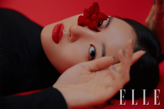 A Beauty pictorial by Singer Sunmi was released in the September issue of Elle.Sunmi, who predicted another sensational appearance ahead of the release of the single sound source on the 27th, met with Dior Beauty.Sunmi in the public picture shows an overwhelming aura in the background of RED color.From the more intensely shining RED lip makeup on the delicately shining skin, to the chic chilli RED lip and trendy MLB lip that you would like to produce this fall, you can see the true face as a Dior Beauty Ambassador through the transformation like chameleon.As I have been with the brand and staff for a long time, all the cuts are perfect enough to be A cut, and it is the back door that applauded everyone who was in the scene.In the interview after the filming, Sunmi said, Even if you do not carry a bag, you will definitely carry RED lipstick. It is the accessory that can best express yourself in the most comfortable and easy way.Sunmis pictorial and beauty films can be found in the September issue of Elle, the official website of Elle, and the official SNS channel of Elle.Photo: Elle