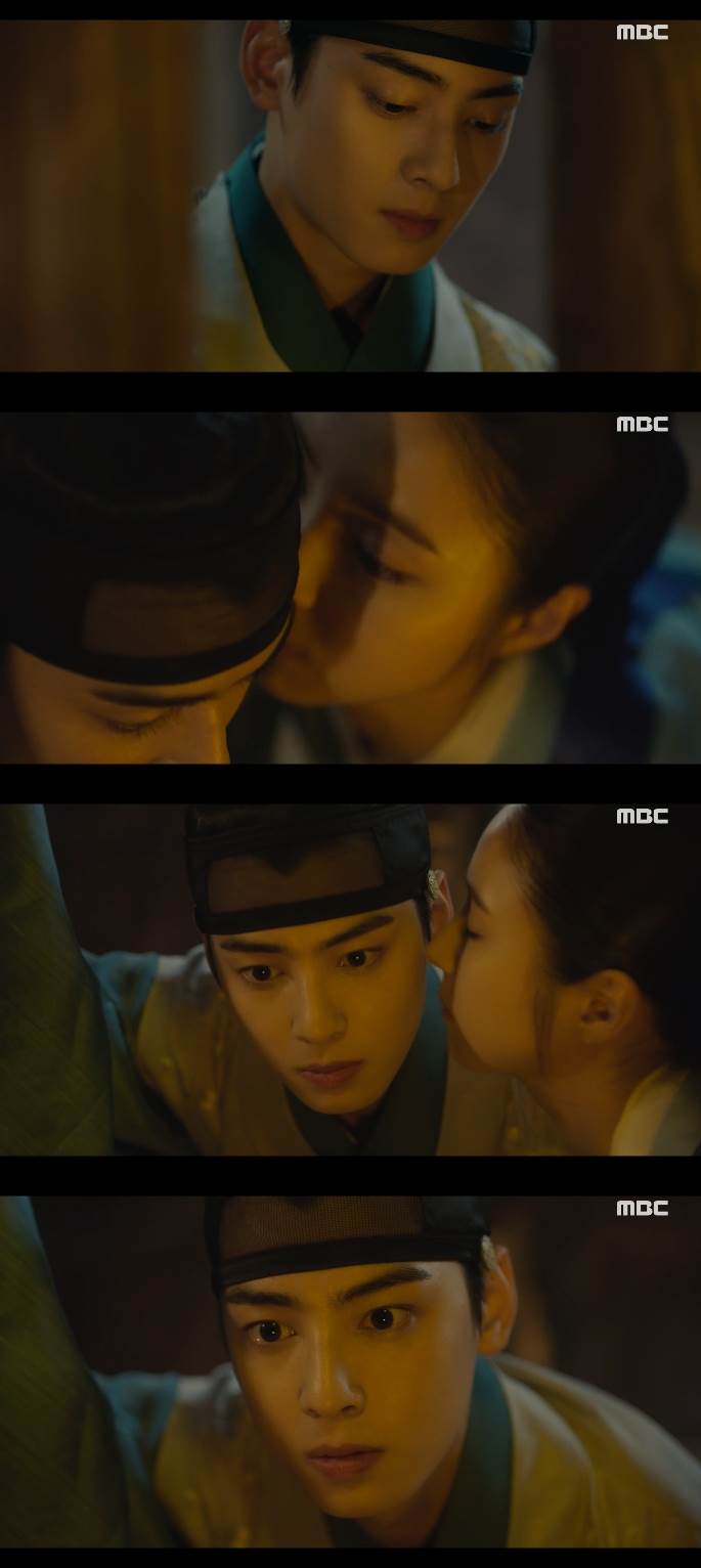 New officer Rookie Historian Goo Hae-ryung Shin Se-kyung kissed Cha Eun-woos cheekIn the MBC drama Rookie Historian Goo Hae-ryung, which aired on the 21st, Min Woo-won (Lee Ji-hoon) ordered the officers to record the conversation between Lee Tae (Kim Min-sang) and Min Ik-pyeong (Choi Deok-moon) of the left Ui-jeong.Rookie Historian Goo Hae-ryung (Shin Se-kyung) came forward, but was pushed out by Nash and courtesans at the door.Rookie Historian Goo Hae-ryung did not give in to this, but succeeded in finding the back road and listening to the story.But the important story was over, and Min Ik-pyeong, who was about to leave, asked Itae if there was anything to hide about Cha Eun-woo.Rookie Historian Goo Hae-ryung, who listened carefully to this, took a listen.Itae asked, What did you hear? but Rookie Historian Goo Hae-ryung replied, Its a private officer; I cant say, and was eventually trapped in prison.The officers were indignant, suspended their work and made a fuss.Lee Tae, who heard this, ordered the inspection to confirm whether the officers who tried to beat him wrote down the history properly, and there was a bloodbath between the presbytery to prevent it and the Seung Jung Won to fulfill the name.The officers then broke a brush and locked it on the door, locked it, and missed the family in it, and cried and hugged each other, afraid of breaking the name.Among them, Lee Rim, who heard that Rookie Historian Goo Hae-ryung was trapped in the jade, tried to find Lee Tae, but this was eventually frustrated by the interference of Husambo (Sungjiru).Afterward, Irim bought the guard and packed the items and went to Rookie Historian Goo Hae-ryung. The two of them were playing games and facing each other close.However, the kiss was misfired because of the Hussambo who came to say that the time was up.After Hur Sambo left for a quick come, Rookie Historian Goo Hae-ryung kissed the ball of Lee Rim who came to his jade baraji.The next morning, Minwoowon went to Itae with a Dok2 in a puffy foot, and Minwoowon took off his shoes and put down Dok2, bowed and shouted for his name.This was a branch office where he would not listen to his opinion, but he would be slapped.She was angry and trying to pick up Dok2, but her servants stopped her, and in the chilling atmosphere, a song began to be heard from a distance.The officers who watched this ran out and made a song.Itae, who came back into the palace, urged his servants to step back, and Itae ordered them to step down, complaining that there was no one to count their minds.Everyone has stepped down and only Min Ik-pyeong has left.Min said, When things get bigger, I will be interested in what Rookie Historian Goo Hae-ryung heard.Ita eventually took its name, and Rookie Historian Goo Hae-ryung was released.Rookie Historian Goo Hae-ryung could not sleep recalling what happened in prison and prison, and came out to find out the moon and found the moon.Koo Jae-gyeong told Rookie Historian Goo Hae-ryung to stop working because he would do whatever he wanted.Rookie Historian Goo Hae-ryung said, I always envied my brother. When I wake up, I have a place to go, and I have work to do.I was told that I would do it if I had to pay for what I am doing.Rookie Historian Goo Hae-ryung, awakened by the sound, approached the door with his body bell, and the person who knocked on the door shouted, It is the name of the Lords King!The new Rookie Historian Goo Hae-ryung is broadcast every Wednesday and Thursday at 8:55 pm.Photo = MBC Broadcasting Screen