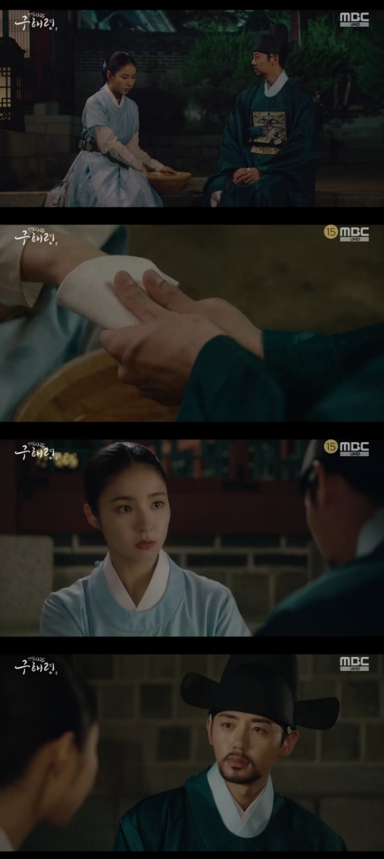 New officer Rookie Historian Goo Hae-ryung Lee Ji-hoon was heartbroken by wiping Shin Se-kyungs hand.In the 23rd MBC drama New Entrepreneur Rookie Historian Goo Hae-ryung broadcasted on the 22nd, Rookie Historian Goo Hae-ryung (Shin Se-kyung) was portrayed.Rookie Historian Goo Hae-ryung was ordered to enter the King (Kim Min-Sang) and spent the whole day in a frenzy.I saw Rookie Historian Goo Hae-ryungs fingers bee-hoon, and thats because I grabbed the brush so hard, Min Woo-won advised.Rookie Historian Goo Hae-ryung said, Do you think I have a future as a cadet? Would not I go to Jeju Island in half a year?I will not let it happen again, Min Woo-won said, wiping the hands of Rookie Historian Goo Hae-ryung. Im sorry.I understand that even if I want to get out of here. But Rookie Historian Goo Hae-ryung said briskly: You say that, so I want to see the end, dont be sorry.Photo = MBC Broadcasting Screen