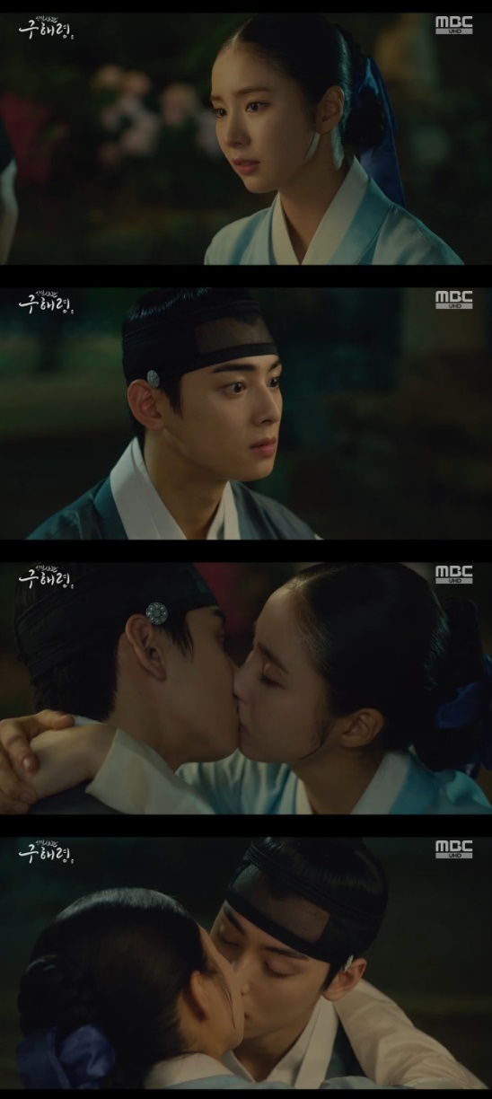 Shin Se-kyung, a new officer Rookie Historian Goo Hae-ryung, kissed Cha Eun-woo and conveyed his heart.In the 24th MBC drama The New Entrepreneur Rookie Historian Goo Hae-ryung broadcasted on the 22nd, Min Woo-won (Lee Ji-hoon) was pictured sorry for Rookie Historian Goo Hae-ryung (Shin Se-kyung).Rookie Historian Goo Hae-ryung was ordered by Lee Tae (Kim Min-sang) of Hamyoung-gun, the current king, and was admitted to the kings side all day.Lee Tae moved quickly to harass Rookie Historian Goo Hae-ryung, and Rookie Historian Goo Hae-ryung even carried the kings exclamation.Rookie Historian Goo Hae-ryung, an angry head-to-head, told Yang Si-haeng (Heo Jeong-do): This is what it meant to allow civil war admission, that I am alone too?But Rookie Historian Goo Hae-ryung was forced to return to the side of Lee Tae-tae when he said, Why do you think that your boss is going to win the officer?Lee Rim, who watched Rookie Historian Goo Hae-ryung, said: You didnt eat breakfast?I was going to go to school from dawn, he said, and I would bring something to eat on the wall. Then I heard the sound of the Rookie Historian Goo Hae-ryung.Itae followed the drink, telling Rookie Historian Goo Hae-ryung, Im not tired of it, but treat it as a servant, not a soldier once.But Rookie Historian Goo Hae-ryung said: Im a little drunk, its no use if youre thinking of getting me drunk.Lee said, Then how do you open your mouth?Rookie Historian Goo Hae-ryung then said, This is not a matter of winning and losing, but a matter of the officers virtue.Every word, Itae said, If you cant tell me what you wrote, dont tell me. Erase it instead. Ill give you anything you want except the throne.Rookie Historian Goo Hae-ryung said, I will listen to whatever I really want. I did not write anything on that day.Rookie Historian Goo Hae-ryung said, I saw a great king from the former king.From ancient times, a good officer was not afraid of the king, and a good king was afraid of the officer. He tried to change my mind through dialogue until the end. After that, Itae gave a school card to Seungjeongwon, which was a schoolbook that could be admitted without any permission.Rookie Historian Goo Hae-ryung came back to the presbytery with pride, and they all drank together, and secretly Irim said, You go home like a knife and just drink with them?, but was led by other officers and sat next to Rookie Historian Goo Hae-ryung.Rookie Historian Goo Hae-ryung drank instead of the bottle after the officers turned to another place as they continued to drink to Irim.That night Rookie Historian Goo Hae-ryung read the joint book and kissed Irim.Photo = MBC Broadcasting Screen
