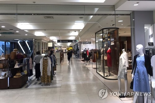 한국인 몰렸던 일본 후쿠오카 백화점 '썰렁' (후쿠오카=연합뉴스) 김병규 특파원 = 한국인 관광객들의 인기 관광 코스인 다이마루 백화점 후쿠오카 덴진(天神) 지점의 12일 모습. 한국인 관광객들의 발길이 끊기며 공휴일 낮임에도 불구하고 한산한 모습이다. 2019.8.14 bkkim@yna.co.kr