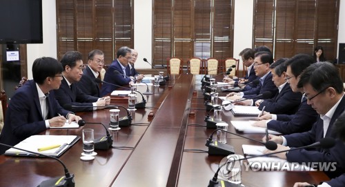 '지소미아' 관련, 보고받는 문 대통령 (서울=연합뉴스) 문재인 대통령이 22일 오후 청와대에서 한일군사정보보호협정(GSOMIA·지소미아) 관련 국가안전보장회의(NSC) 상임위 회의 내용을 보고받고 있다. [청와대 제공·재판매 및 DB 금지] scoop@yna.co.kr