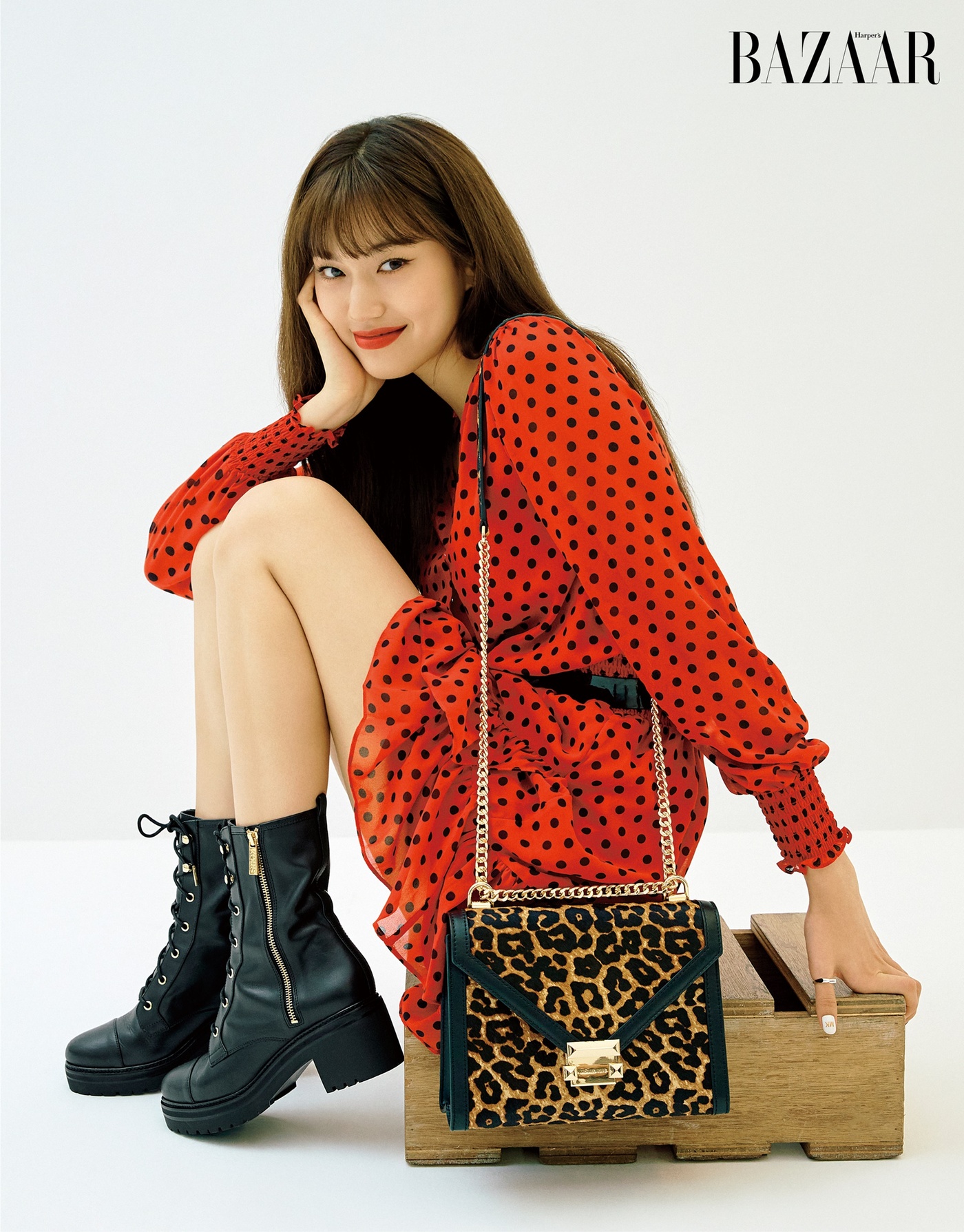 Seoul = = Weki Meki Kim Do-yeon perfectly transformed with a new season retro girl.On the 23rd, Weki Meki released some pictures of member Kim Do-yeon with Harpers Bazaar and American designer brand Michael Coarth.This picture shows the color of the brand for Jetset which is naturally combined in the city center by adding an animal print to intense color and material.In the public picture, Doyeon showed perfect digestion with perfect ratio and pose.Kim Do-yeon, who mixes color and print freely and digests the girl and the lady with his mood, completes a sensitive visual and captures a unique bright and healthy positive energy.This picture, which Kim Do-yeon and Michael Coarth met, can be seen in the September issue of Harpers Bazaar.