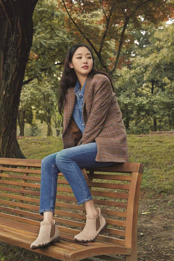 SKECHERS, a global sports brand, unveiled a picture of its exclusive model Actor Kim Go-eun for the 19FW season.In the public picture, Kim Go-eun shows a walk in the park or enjoys a light exercise, giving a feeling of peeking at her daily life.Kim Go-eun showed the essence of Hello, My Dolly Girlfriend Look by matching comfortable Snickers to daily items such as knit and cotton pants, denim shirts and jackets.Kim Go-euns comfortable smile, eyes and natural pose, which are loved by many people with a lovely and bright image, make people feel good.Meanwhile, Kim Go-eun is about to release the movie The Music Album of Yul on the 28th.The music album of passion is a Greene process in which two people who accidentally met like a song that flows out of the radio repeatedly meet each other for a long time and repeat each others frequencies.