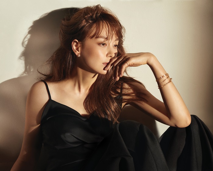 Actor Lee Na-young shows off her allure in jewelery pictorialFrench Sensual Jewelry brand Didier Dubo today (23rd) unveiled its new AD campaign for 2019 FW.This AD campaign is a collection of Duel D.D, which has a luxuriously melted Duel Feminity, which Didier Dubo is aiming for, in The Classical design.Following the AD campaign, which became a big issue in the first half of the year Duel to the meeting between Didier Dubo and Actor Lee Na-young, this AD has also attracted much attention since the release of visuals that can not be taken off.If the first half of the AD campaign showed Lee Na-youngs femininity and mysteries, the second half of the AD campaign focused on the understated chic and luxurious image Lee Na-young has.Especially, the AD of the Duel Didi collection, which has been resilient in the shooting scene, is evaluated as soft but intensely captivating with the exquisite encounter of light and shadow.You can add a sophisticated look by matching the hoop earring and the long drop earring with unbalance, or you can complete the trendy The Classic look by layering several different designs and thick bracelets.