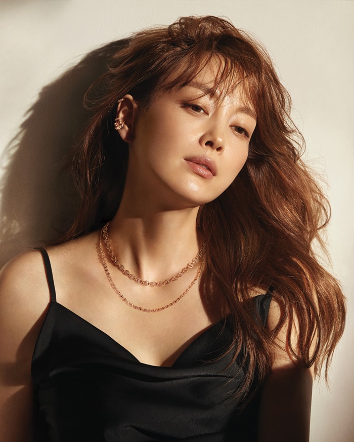 Actor Lee Na-young shows off her allure in jewelery pictorialFrench Sensual Jewelry brand Didier Dubo today (23rd) unveiled its new AD campaign for 2019 FW.This AD campaign is a collection of Duel D.D, which has a luxuriously melted Duel Feminity, which Didier Dubo is aiming for, in The Classical design.Following the AD campaign, which became a big issue in the first half of the year Duel to the meeting between Didier Dubo and Actor Lee Na-young, this AD has also attracted much attention since the release of visuals that can not be taken off.If the first half of the AD campaign showed Lee Na-youngs femininity and mysteries, the second half of the AD campaign focused on the understated chic and luxurious image Lee Na-young has.Especially, the AD of the Duel Didi collection, which has been resilient in the shooting scene, is evaluated as soft but intensely captivating with the exquisite encounter of light and shadow.You can add a sophisticated look by matching the hoop earring and the long drop earring with unbalance, or you can complete the trendy The Classic look by layering several different designs and thick bracelets.