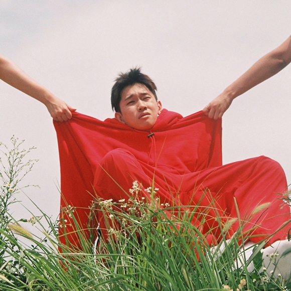Stupid but surly?...Crush unveils new song Naffa jacket New attempt It is known that Bossa Nova rhythm was combined with the new song Nap by singer Crush.P NATION, a subsidiary company, released the jacket cover image of Crushs new single Napa on its official SNS on Sunday morning.Image caption Crush sits in the grass in all-red training - while at the same time someone is pulling his collar on both sides.The image of Crush, which is frowned by the sunlight while swinging from side to side, is a silly but pure charm.Crush has announced that he will show a new familiar appearance that is different from the previous one, foreshadowing the release of a new single.Especially, it is the first album to be released at the companys pinion that has a new nest, so expectations have increased for what music will be shown.An agency official said, In Napa, Crush has combined the Bossa Nova rhythm that he usually listens to, and he has completed a richer sound by giving points to the chorus in his chorus method.Meanwhile, Crushs new single, Napa will be released on various music sites at 6 p.m. on the 28th.Photo: P NATION is provided