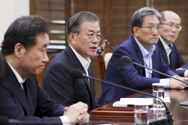 문재인 대통령이 22일 오후 청와대에서 한일군사정보보호협정(GSOMIAㆍ지소미아) 관련 국가안전보장회의(NSC) 상임위 회의 내용을 보고 받고 있다. 청와대사진기자단