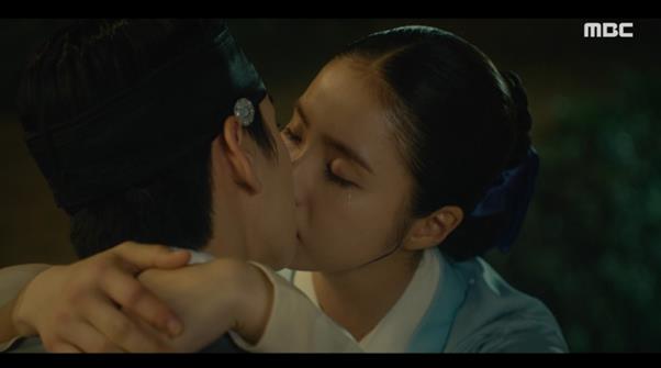Shin Se-kyung kisses Cha Eun-wooIn MBC drama Rookie Historian Goo Hae-ryung, which was broadcast on the 22nd, a scene in which Lee Rim (Cha Eun-woo) and Rookie Historian Goo Hae-ryung (Shin Se-kyung) confirmed each others hearts was broadcast.On this day, Rookie Historian Goo Hae-ryung found a poem that Irim wrote thinking about himself.Rookie Historian Goo Hae-ryung felt the deep heart of Lee Rim towards him.Rookie Historian Goo Hae-ryung, who was watching Irim bring warm honey water for himself, recited the poem I wish my love had lived for a long time, and I will be my master forever.Lee looked surprised and Rookie Historian Goo Hae-ryung approached him and kissed him.Meanwhile, New Officer Rookie Historian Goo Hae-ryung is broadcast every Wednesday and Thursday at 8:55 pm.