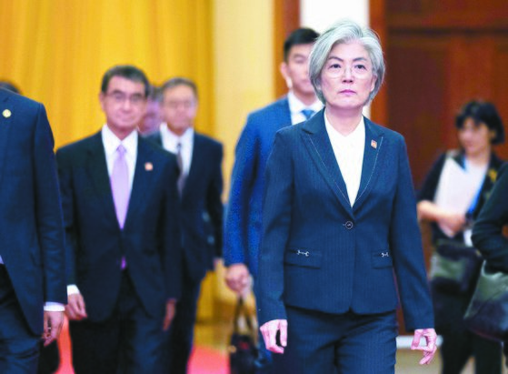베이징에서 열린 한·중·일 외교장관 회의에 참석한 강경화 외교부 장관(오른쪽)과 고노 다로 일본 외상이 22일 리커창 중국 총리와 면담하기 위해 인민대회당에 도착하고 있다. [EPA=연합뉴스]