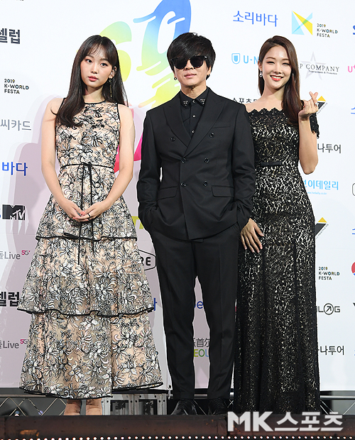 2019 Soribada Best K Music Awards Blue Carpet event was held at the Olympic Hall in Bangi-dong, Songpa-gu, Seoul on the afternoon of the 23rd.Jin Ki-joo, Yoon Do Hyun, and Jung I-na have photo time.
