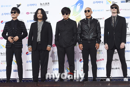 Group YB poses at the 2019 Soribada Best K Music Awards (2019 SORIBADA BEST K-MUSIC AWARDS) held at the Olympic Hall in Songpa District, Seoul on the afternoon of the 23rd.