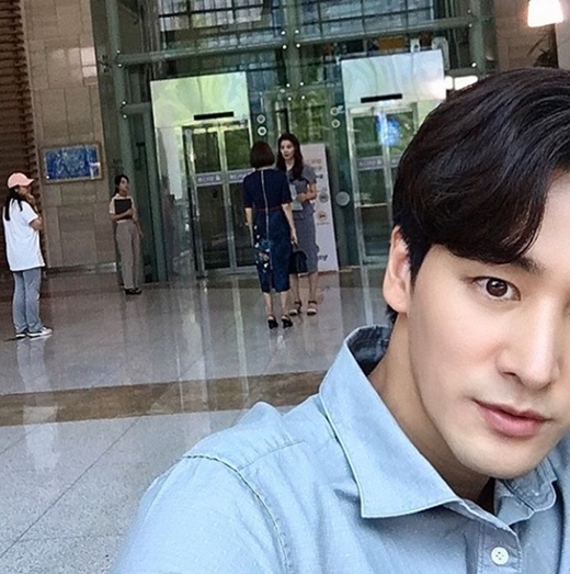 Actor Oh Chang-Seok has released a behind-the-scenes cut.Oh Chang-seok posted a picture on his instagram on the afternoon of the 23rd with an article entitled #Sun of the seasons # Siwol Lee Duksil # Fighting again.Oh Chang-seok in the public photos captures the Daechi station scene of Yoon So-yi and That is in the midst of shooting back.I wonder what it will look like in the drama by Daechi stationing that is and Yoon So-yi.Oh Chang-seok is captivating because he boasts a clear eye even though his face is only half in the picture.On the other hand, Oh Chang-seok is appearing as Oh Sun in KBS 2TV daily drama Sun Season.