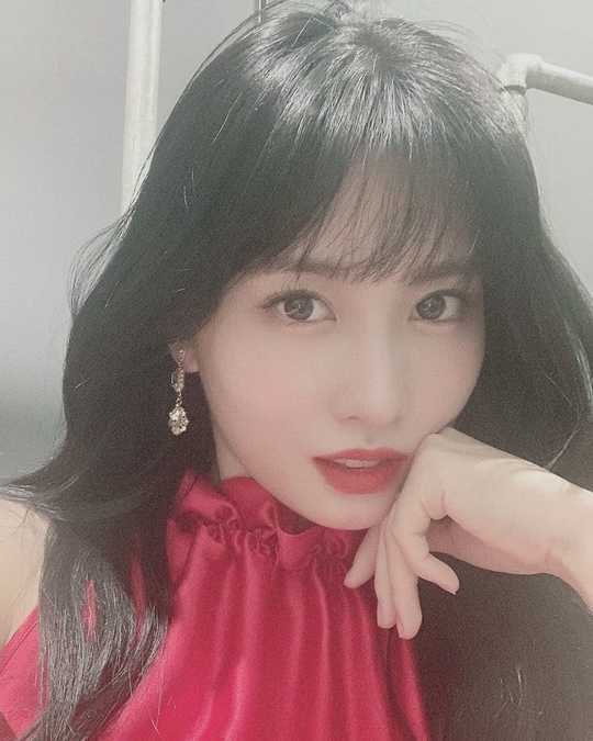 TWICE MOMO has been sexy and playful.MOMO posted several photos on the official Instagram of TWICE on August 22.The MOMO, wearing an intense red dress, boasted a variety of charms, ranging from super-close selfies with beauty to taking various poses using hangers.emigration site