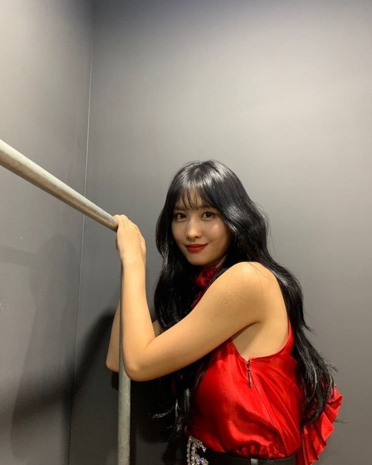 TWICE MOMO has been sexy and playful.MOMO posted several photos on the official Instagram of TWICE on August 22.The MOMO, wearing an intense red dress, boasted a variety of charms, ranging from super-close selfies with beauty to taking various poses using hangers.emigration site