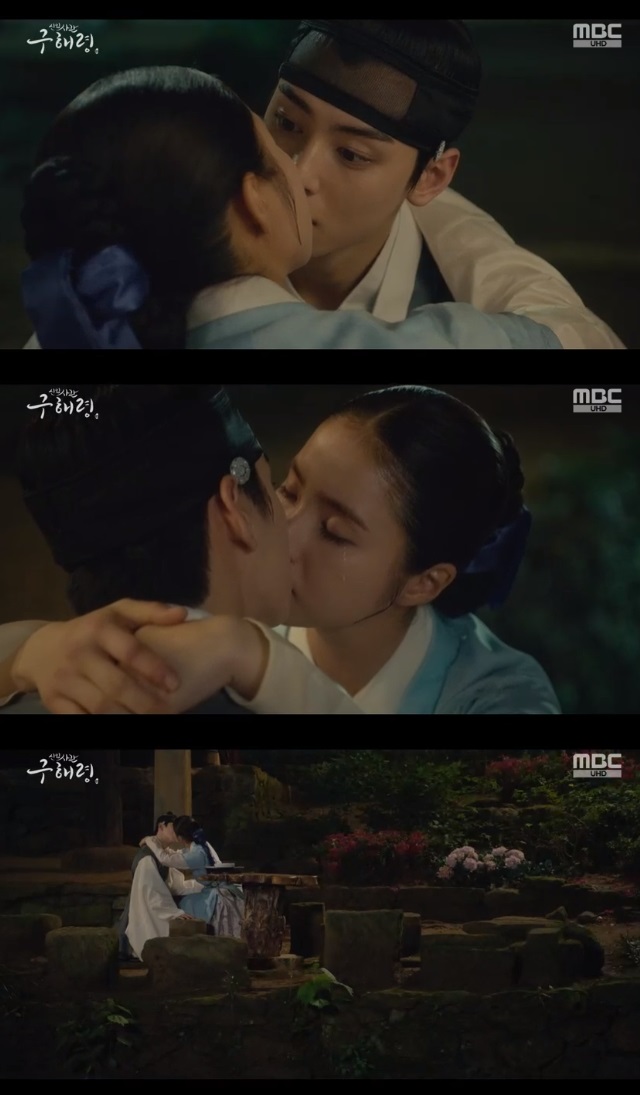 Shin Se-kyung kisses Cha Eun-woo tearsIn the MBC drama Rookie Historian Goe-ryung, which was broadcast on August 22 (played by Kim Ho-soo/directed by Kang Il-soo Han Hyun-hee)Rookie Historian Goo Hae-ryung (Shin Se-kyung) kissed Lee Rim (Cha Eun-woo).Lee Lim said, It is a warm honey water when Rookie Historian Goo Hae-ryung is more drunk because of himself at a dinner with his officers.If you drink this, you will feel a little comfortable. When Rookie Historian Goo Hae-ryung did not respond, Irim was worried about asking, Where is it sick?But Rookie Historian Goo Hae-ryung was impressed by the poem that Irim tried to present to him and lost his words.Rookie Historian Goo Hae-ryung cried, I want to live my love, live long and live forever and be my master forever, and then kissed Irim first.Yoo Gyeong-sang