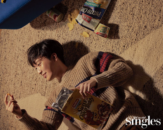 Fashion magazine Singles for imposing singles released five-color pictures of The Artist Oh Kwang-suk, Cho Hyung-woo, Hong Eui-jin, Kim Jungmo and Shin Won-ho.Five stars will show their unique single life through the first V-log A Single Manlog on the Singles YouTube channel recently.▲ During Shin Won-hos logShin Won-ho, who has been loved by viewers through the drama Lovers of 3 pm on weekdays and Hip-hop King, which recently started airing with pre-production, is in the 30th year next year, but it is still an absolute period of perfect digesting the role of high school students.For that reason, Shin Won-ho plans to run a progress log that delivers secrets and grooming know-how to subscribers.Shin Won-ho said, I am burdened to convey the proper information and explain the care method, but I also considered it an opportunity to learn and study beauty knowledge.It is an active attitude and a nice attitude to care and groom oneself. Dance Company by Hong Eui-jinHong Eui-jin, who is followed by the modifier Dancing Shin Dance King with an attractive dance line, joined the dance log in this A Single Manlog.I want to approach Hong Eui-jins dancer like a dancing partner rather than teach him.It is also a stimulus for many people to create an opportunity to easily learn dance and dance. Hong Eui-jin, who started his solo career after working in a project group called UNB in the Bigflo member, said, I tried to get used to the burden of filling the stage with Alone, and the tension that I can not put tension from the face because I receive a camera shot from beginning to end.▲ Cho Hyung-woos Dakku TVCho Hyung-woo, an attractive voice who shakes her emotions, will find single YouTube subscribers with A Single Manlog Dhakk TV under the intention of Lets do it properly every day.Cho Hyung-woo, who recently selected his own line after the contract with his agency, is actively engaged in expanding the scope of advertising music, OST, YouTube V-log channel, and performances without setting the limit of the area as a musician appearing on the broadcast.It seems that the growth rate has accelerated and I can not feel it in the company, but when I stand alone, I seem to have a lot of learning and learning in society and increased my activity, he said.The Eagle Workshop of Oh Kwang-sukThe idol group Big Star debuted, debuted through Lets Do a Siksha, and the all-around entertainer Oh Kwang-suk, who has been steadily working as The Artist since his first solo exhibition in 2017, will show a single Life V log in the workshop (work room) with his versatile charm.Oh Kwang-suk, who is about to join next year, is busy living in a minute-by-second unit.My time before enlistment is finite, so I want to prepare and complete a lot if I can, and then go to the office. I did not forget to ask for the Oh Kwang-suks true single life story to be held in the workshop.Kim Jungmos Musical EmergenceKim Jungmo, who debuted with SM Entertainments first rock band The Trax and celebrated his 15th anniversary, finds subscribers with music V-logs based on his outstanding guitar performance.Kim Jungmo said, I am very excited to be able to talk about music.I will easily convey information about music and show it by mixing guitar performances. Kim Jungmo also said, I will continue to develop my self- formation by becoming a subject of I.hwang hye-jin