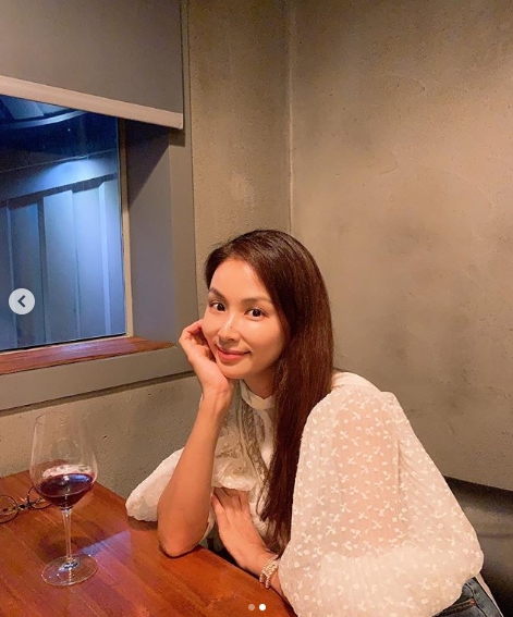 Actor Ko So-young shared his daily life.Ko So Young posted a picture of himself on his personal instagram on August 23rd.In the photo, Ko So Young is enjoying wine in a colorful blouse.Its been a long time with my friends and last night, Ko So-young added with the photo.Park Su-in