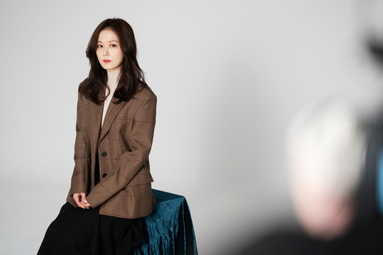 Actor Jang Na-ra boasted a deep pure, dark eye.On August 23, Maria Grazia Cucinotta of Jang Na-ra was released after the September issue of the photo shoot.Jang Na-ra filled the cut with only emotion without any special background or props.Jang Na-ra, who completed the alluring atmosphere just by changing the light and dropping his eyes, radiated a completely different Aura of the drama and the drama for each cut.Jang Na-ra, in keeping with the writer, expressed a provocative figure, sometimes purely, sometimes dreamily, whenever the shutter was pressed.In addition, Jang Na-ra is a back door that uses lighting and eyes freely and attracts the admiration of the field staff.I was very pleased that Jang Na-ra had finished the cut with interesting memories by shooting a picture of the September issue of Maria Grazia Cucinotta, said Rawon Culture, a subsidiary company. In particular, in this film, I made a bold attempt to complete the cuts with only small light and flowers.I hope that Jang Na-ra will play a role in the drama VIP broadcast, which left a trail of another transformation.emigration site