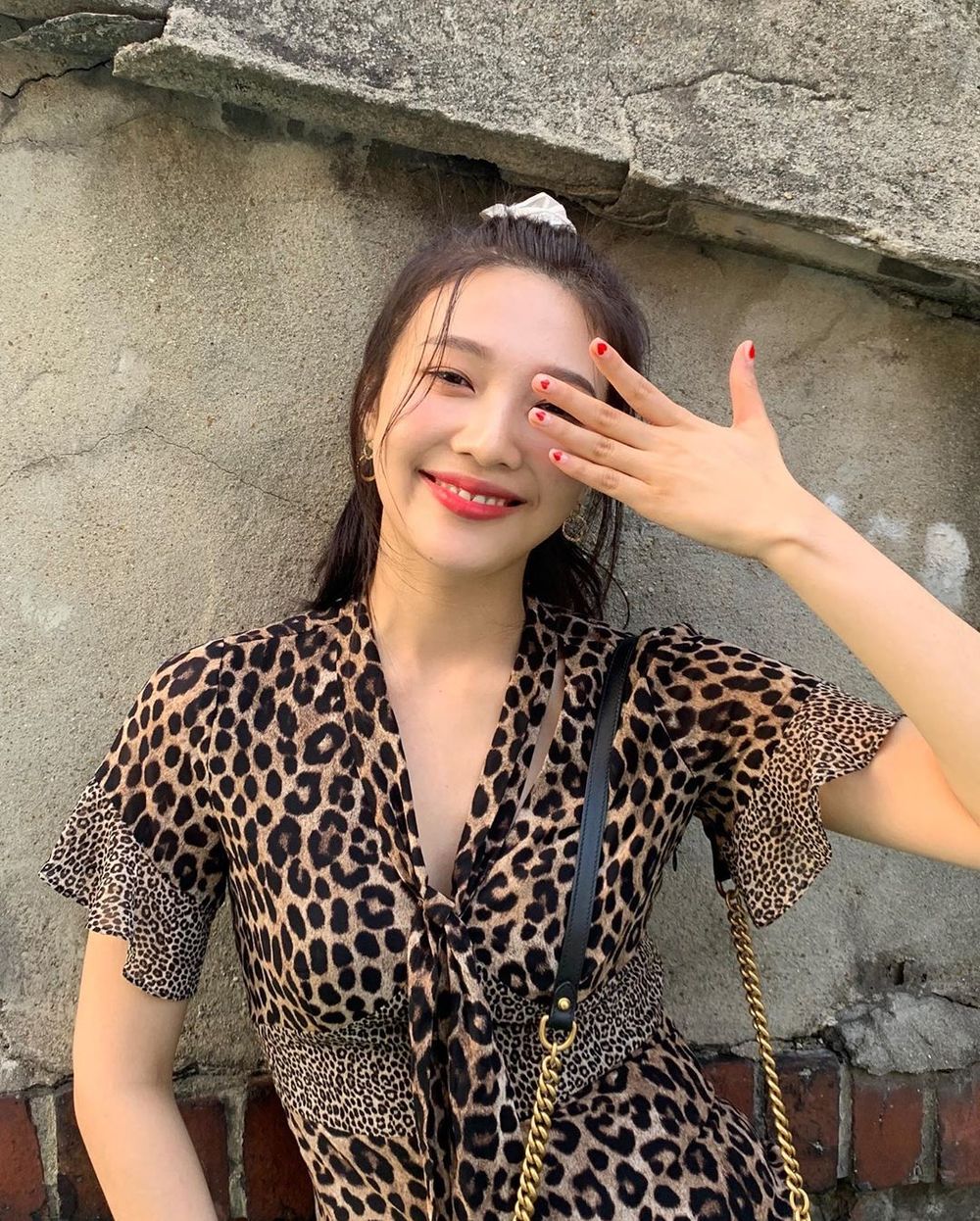 Red Velvet member Joy boasted an extraordinary fashion digestion.Joy released several photos on his Instagram on August 22.In the photo, Joy is showing a Hopi Reservation pattern fashion and smiling at Camera.The pose and youthful atmosphere that feel the unique beagle charm stand out.Park So-hee