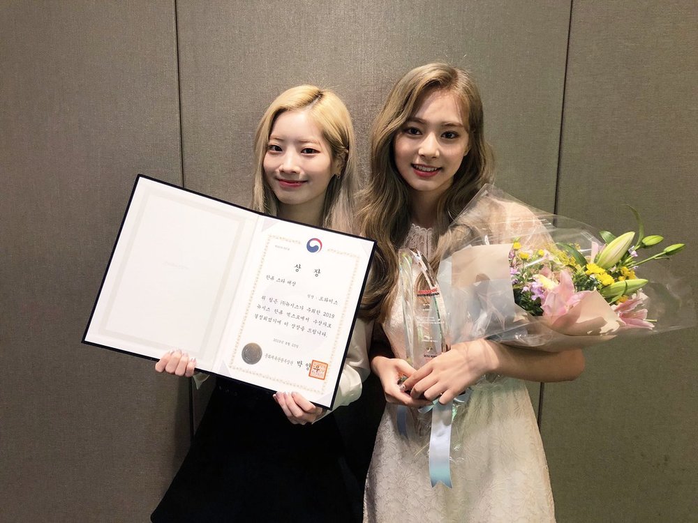 Group TWICE has won the Minister of Culture, Sports and Tourism Award.On August 23, TWICE official SNS posted a picture with the article Thank you all the world for your beautiful beauty from the morning!TWICE members Dahyun and Tsuwi in the public photos are smiling brightly with the trophy of the Minister of Culture, Sports and Tourism for the 2019 Hallyu Expo Hallyu Culture Grand Prize.TWICE attended the Korean Wave Expo (K-Expo: Enjoy SEOUL, Feel KOREA) held at Lotte Hotel in Jung-gu, Seoul.hwang hye-jin