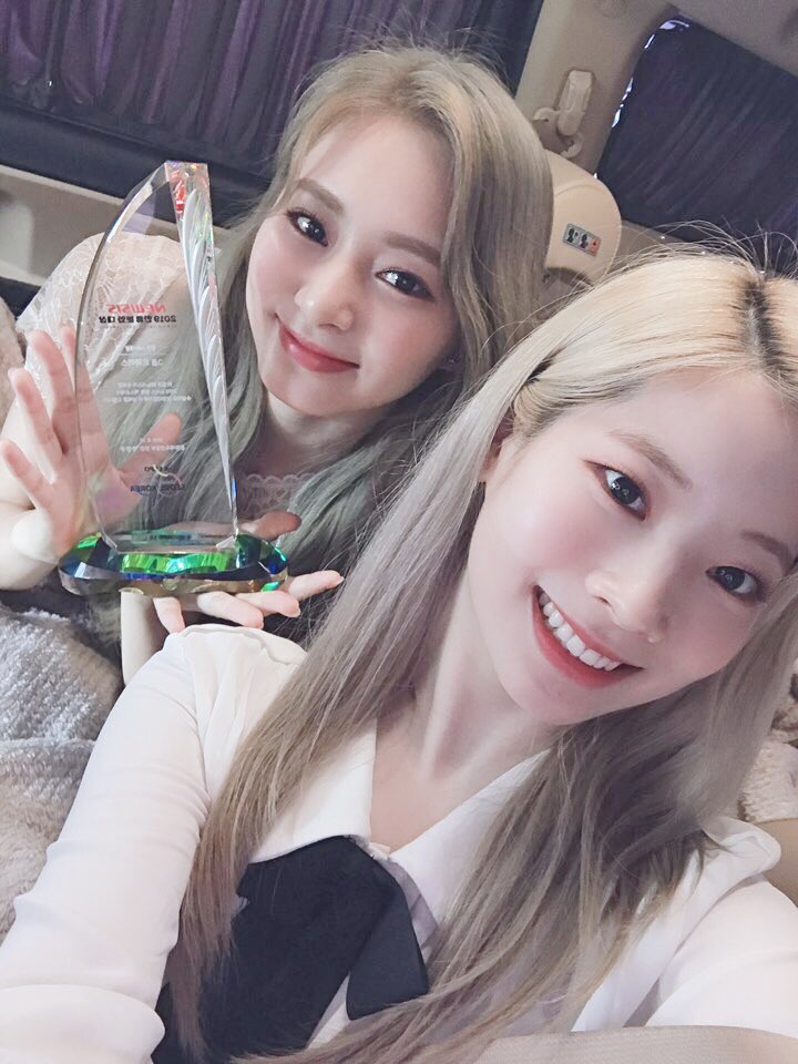 Group TWICE has won the Minister of Culture, Sports and Tourism Award.On August 23, TWICE official SNS posted a picture with the article Thank you all the world for your beautiful beauty from the morning!TWICE members Dahyun and Tsuwi in the public photos are smiling brightly with the trophy of the Minister of Culture, Sports and Tourism for the 2019 Hallyu Expo Hallyu Culture Grand Prize.TWICE attended the Korean Wave Expo (K-Expo: Enjoy SEOUL, Feel KOREA) held at Lotte Hotel in Jung-gu, Seoul.hwang hye-jin