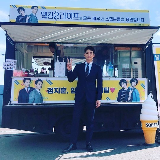 Thank you.Song Seung-heon sent Coffee or Tea for Rain (Rain)Singer and Actor Rain posted a photo on his Instagram account on August 23 with the words Thank you... #SongSung-heen #Good Drinking # Great.The photo shows Rain posing in front of Coffee or Tea sent by Song Seung-heon; the warm friendship of handsome actors is impressive.kim myeong-mi