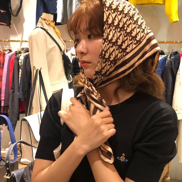 Red Velvet Seulgi has emanated adorable charmSeulgi posted three photos on August 22 with an article entitled Buy a match on his instagram.In the open photo, Seulgi is staring at somewhere with a scarf on his head, and in the ensuing photo, he smiles shyly and shyly, making fans feel excited.Park So-hee