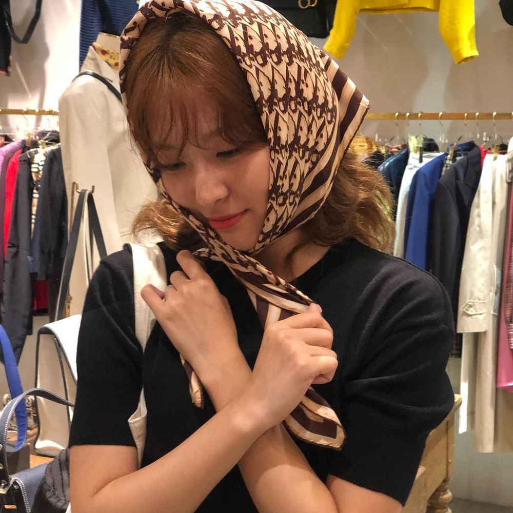 Red Velvet Seulgi has emanated adorable charmSeulgi posted three photos on August 22 with an article entitled Buy a match on his instagram.In the open photo, Seulgi is staring at somewhere with a scarf on his head, and in the ensuing photo, he smiles shyly and shyly, making fans feel excited.Park So-hee
