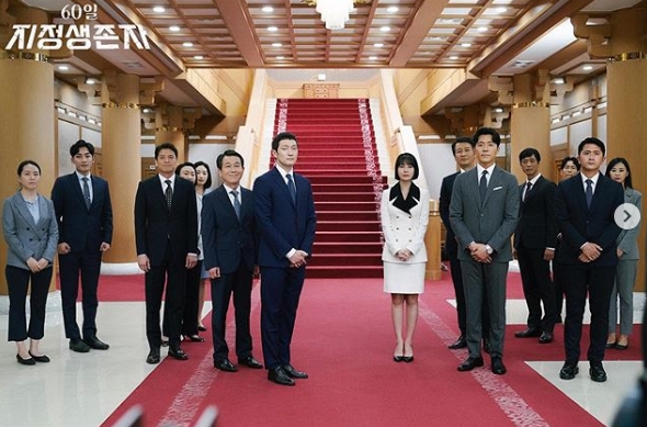 60 Days, Designated Survivor Last episode SteelSeries has been unveiled.On August 23, the official Instagram of the TVN drama posted a behind-the-scenes footage of the TVN drama 60 days, Designated Survivor.In the open photo, Son Seok-gu, Lee Moo-sung, Park Geun-rok, Choi Yoon-young, etc., are creating a different atmosphere from the role in the drama.TVN said, I am the last person to be scolded. 60 days, Designated Survivor Last Steel Series release! I was happy.Park Su-in