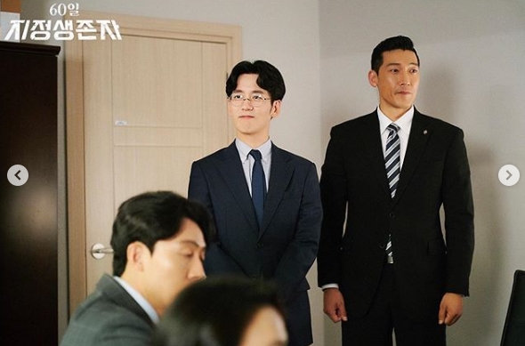 60 Days, Designated Survivor Last episode SteelSeries has been unveiled.On August 23, the official Instagram of the TVN drama posted a behind-the-scenes footage of the TVN drama 60 days, Designated Survivor.In the open photo, Son Seok-gu, Lee Moo-sung, Park Geun-rok, Choi Yoon-young, etc., are creating a different atmosphere from the role in the drama.TVN said, I am the last person to be scolded. 60 days, Designated Survivor Last Steel Series release! I was happy.Park Su-in