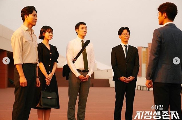 60 Days, Designated Survivor Last episode SteelSeries has been unveiled.On August 23, the official Instagram of the TVN drama posted a behind-the-scenes footage of the TVN drama 60 days, Designated Survivor.In the open photo, Son Seok-gu, Lee Moo-sung, Park Geun-rok, Choi Yoon-young, etc., are creating a different atmosphere from the role in the drama.TVN said, I am the last person to be scolded. 60 days, Designated Survivor Last Steel Series release! I was happy.Park Su-in