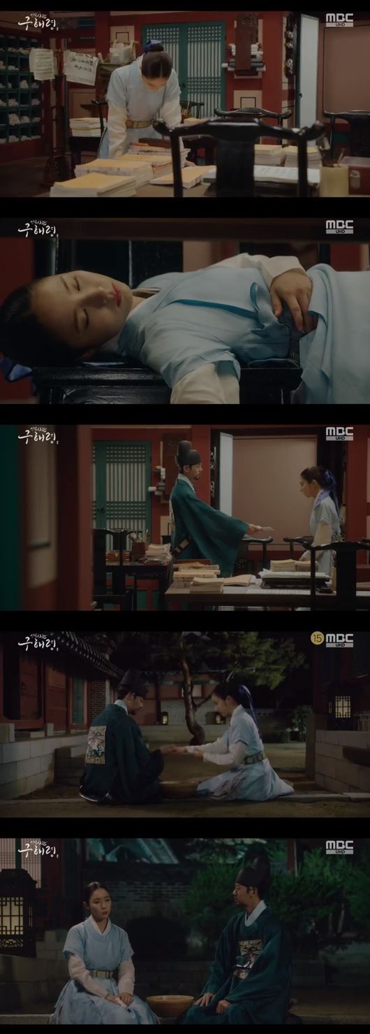 Shin Se-kyung wept.In MBC New Entrance Officer Rookie Historian Goo Hae-ryung broadcast on the 22nd, Shin Se-kyung was drawn to know the heart of Lee Lim (Cha Eun-woo) and shed tears of emotion.Rookie Historian Goo Hae-ryung, who was exhausted after entering the civil war of the Haru day, visited the Yemunkwan. Then Min Woo-won (Lee Ji-hoon) appeared and said, Is it a lot hard?I handed him an appeal to go up tomorrow and a piece of paper with peoples names written down, so Na Hae-ryung said, Thank you so much, its going to be a great strength.Min Woo-won learned that Na Hae-ryungs finger was hurt when he received the paper.Min Woo-won said, Im holding the brush so hard, not with force on my hand, but with the feeling that it flows. Learn how to write.There will be a lot of brushes in the future. Na Hae-ryung said, The future? Do you think I have a future as a cadet? I went to the bank of money shortly after I entered the office.Is not it going to Jeju Island in half a year? Min Woo-won replied, I will not let it happen again. Im sorry, Ive had a hard time. I understand if I want to step away from here, he said, touching Na Hae-ryungs injured hand.Rookie Historian Goo Hae-ryung then said, I was a frog in my past life. I want to see the real end. Dont be sorry.It is not because of the private ministry that the King is bothering me. It is not because of Min Woo-won. Do not be sorry.On the other hand, Irim secretly searched for the Na Hae-ryung who suffered from entering Haru all day.Lee said, Sparrow, sparrow, and Na Hae-ryung called Na Hae-ryung, and Na Hae-ryung said, Why do you keep calling it sparrow? Lee said, How is sparrow?Then I put a snack in Na Hae-ryungs mouth, which would have starved out of the morning.The wisdom of Na Hae-ryung then improved the relationship between Itae and the officers, and the precepts were seated in the back, and Irim, who had passed by, watched from a distance.The advanceds saw this and brought him in. The advanceds called Irim Isser, and recommended drinking, and only Na Hae-ryung and Min Woo-won felt uncomfortable with this appearance.Irim drank at the invitation of the continual drinking, but Na Hae-ryung continued to drink Irims alcohol after he had ostracized the eyes of his officers, calling for high rank on behalf of the weaker Irim.After drinking, Na Hae-ryung took Irim to the front of the palace, and Irim turned and grabbed Na Hae-ryung.Irim prepared warm honey water for Na Hae-ryung, Na Hae-ryung spent a leisurely time in the room of the great army.Na Hae-ryung then discovered a poem written by Irim, which was once my love lived long and forever my master.Rookie Historian Goo Hae-ryung learned the heart of Lee Lim.Na Hae-ryung looked at the irim, which brought honey water.Na Hae-ryung read the poem, saying, I want to live my love for a long time and be my master forever.Na Hae-ryung was impressed by the sincerity of Irim and approached Irim first and kissed him and shed tears.broadcast screen capture