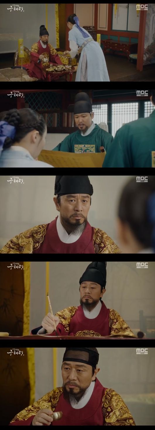 Kim Min-Sang was shaken by Shin Se-kyungs dignified appearance.In the MBC drama New Entrepreneur Rookie Historian Goo Hae-ryung broadcasted on the 22nd, Rookie Historian Goo Hae-ryung was drawn to capture the heart of Kim Min-Sang.Rookie Historian Goo Hae-ryung (Shin Se-kyung) entered the same time war every day and wrote down all the daily life of Lee Tae.This is what Lee Tae planned to harass Rookie Historian Goo Hae-ryung.Lee Tae accompanied Rookie Historian Goo Hae-ryung to all Intimacy, including holding a contest and confirming an appeal.Rookie Historian Goo Hae-ryung, who was angry at this, said to Yang, This is what allowed me to enter the civil war.I dont know what Ive been doing now, Ive been dragged out since dawn and Ive cleaned my charge, he said.The advanced scholars said, What do you do now that the king says he will take the officer? There was a little work when you were in prison.It is a matter of pride of Ada Lovelace and our presbytery. He asked Na Hae-ryung to give strength.Itae watched Intimacy every morning, but soon she was tired and sick of Rookie Historian Goo Hae-ryung, who came to Daejeon in time.Lee Tae prepared the liquor prize. Lee Tae recommended Na Hae-ryung to drink, saying, Treat me as a servant, not a priest.Na Hae-ryung said, My lord, I have a lot of alcohol, and if you want to get drunk, it is useless.In the appearance of Na Hae-ryung, Itae said, How do you open your mouth? Even if you lock it in jade, grave tomb even if you torture it for 2 nights and 3 days.You do not know if you are stupid. Do you try to beat me? Na Hae-ryung replied, This is not a win or a loser, but a question of whether or not to keep the bosss duties.If you cant tell me what you wrote, dont tell me. Instead, erase it. Ive burned it, no one knows, so Ive used it.Or Ill do everything you want, will you let me die of a disease?Rookie Historian Goo Hae-ryung replied, Will you listen to what I want?Later, the kings close friend came down to the temple. The temple said, The widow persecuted the temple.But the officers do not bow to the word, but keep their duties as a spirit, so how can I be proud of you?The reason for this is that the officer can enter without any permission in any place. This was the only Hope that Na Hae-ryung got from Itae.Na Hae-ryung told Itae, who previously told her that she would listen to everything she wanted, I can not erase the beginning of the day, I have written nothing in the first place.I did not write anything or what I was trying to overhear. Lee said, You are a librarian at the time.. Na Hae-ryung said, Even if you are empty,I said, Did you play me with empty speculation? Did you play with wages? Did you see me funny? Rookie Historian Goo Hae-ryung said, I saw a great king in the king, and from ancient times a great king was afraid of a priest.He was afraid of Ada Lovelaces essay without any dignity, and he tried to change his mind as a conversation to the end, not to be afraid of the wrong name,Then I will write down the goodness in my remorse. So, Your Grace, dont hate the officer. Hes not just writing down the charges.The officers are always watching the telephone, and they are also watching the good words and good actions in history to learn later generations.I dared ask, Dont keep your officer away from me anymore. Its my only Hope.Lee Tae, who recalled Na Hae-ryungs appearance, said, Im sorry. Where did that come in?Meanwhile, Lee Rim (Cha Eun-woo) was in a contest with Lee Tae.Lee Sang-sang brought out the story of the kings six evils, so Lee asked Lee to say to Lee, Do you have something for yourself?Then Irim replied, I am the King of the King, three of the six.In response to Irim, Itae said, Did you say three now? Three out of six? The Taoist seems to be so lacking.Lee Rim was fighting for the entrance of the officers. He tried to inspect the crew. He was angry at the entrance of Ada Lovelace and tortured from the tomb.I said.I am honest, like a widow, said Lee Tae-tae, laughing, It is like a great army of this country. After completing the contest, Huh Sam-bo (Sungjiru) said, Is it right now?How can I not be so different from the six? Irim replied, I told you to speak with a sense of shame.So, he said, Is that really a compliment? Is not it?Newcomer Rookie Historian Goo Hae-ryung broadcast screen capture