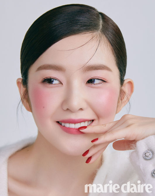 Irene of group Red Velvet has unveiled a picture of her deadly charm in the September issue of Marie Claire.Irene unveiled a beautiful makeup pictorial.He gave the Red knit and Denim look a point with a transparent face with RED lip, and a neat look with a Chanel white cardigan look.Styling with a ribbon ponytail, the look maximized its adorability with pitch lip.Irenes various charms, which are all made of various lip colors, can be found in the September issue of Marie Claire and the Marie Claire website.marie clairre