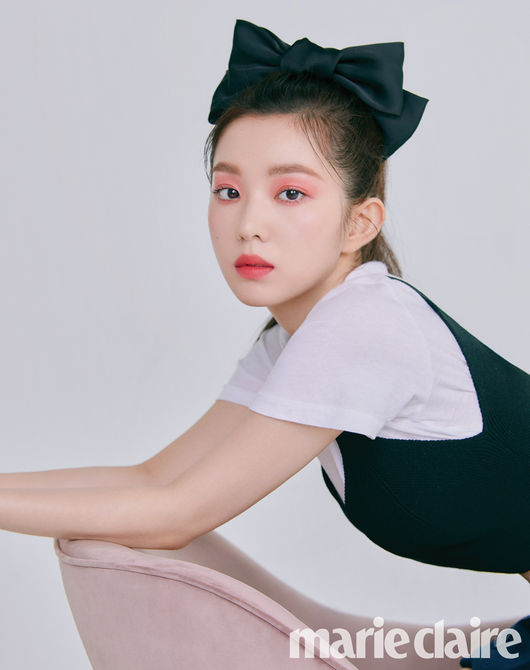 Irene of group Red Velvet has unveiled a picture of her deadly charm in the September issue of Marie Claire.Irene unveiled a beautiful makeup pictorial.He gave the Red knit and Denim look a point with a transparent face with RED lip, and a neat look with a Chanel white cardigan look.Styling with a ribbon ponytail, the look maximized its adorability with pitch lip.Irenes various charms, which are all made of various lip colors, can be found in the September issue of Marie Claire and the Marie Claire website.marie clairre