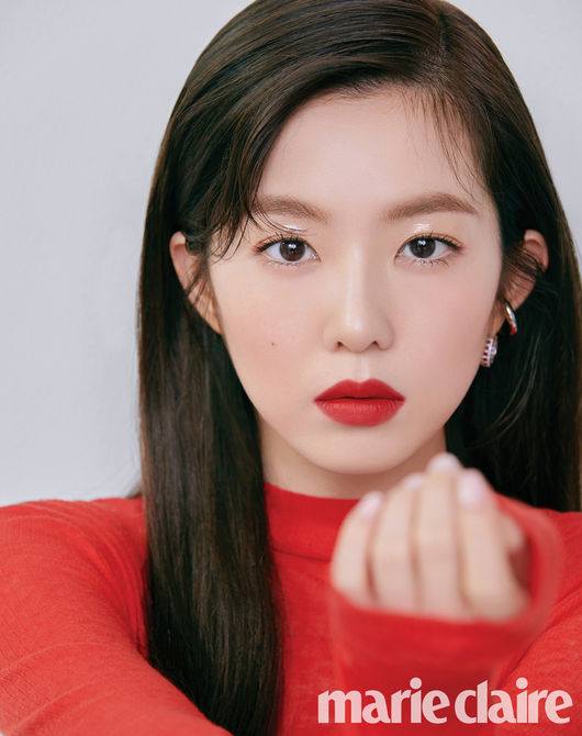 Irene of group Red Velvet has unveiled a picture of her deadly charm in the September issue of Marie Claire.Irene unveiled a beautiful makeup pictorial.He gave the Red knit and Denim look a point with a transparent face with RED lip, and a neat look with a Chanel white cardigan look.Styling with a ribbon ponytail, the look maximized its adorability with pitch lip.Irenes various charms, which are all made of various lip colors, can be found in the September issue of Marie Claire and the Marie Claire website.marie clairre